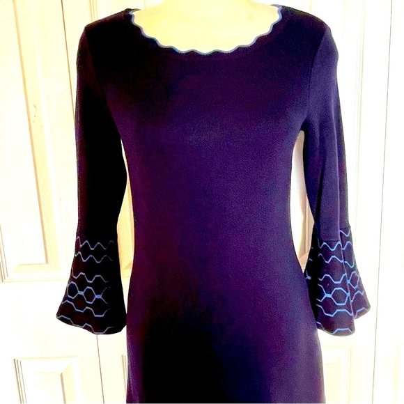 Knit navy blue dress with beautiful scalloped hems and bell sleeves size medium - Picture 2 of 7